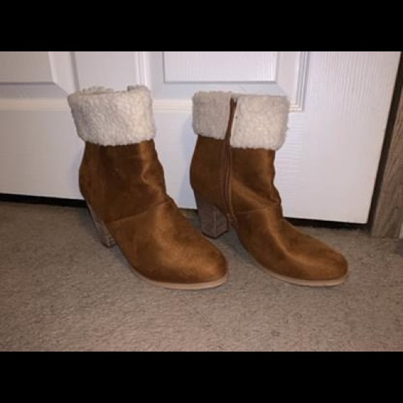 Fluffy booties - Picture 1 of 2